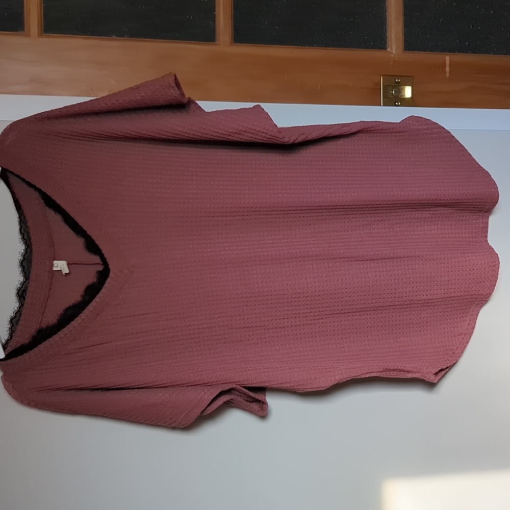 Dusty pink t-shirt with black lace detail